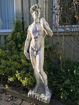 Große Steinskulptur der biblischen Figur David auf Sockel